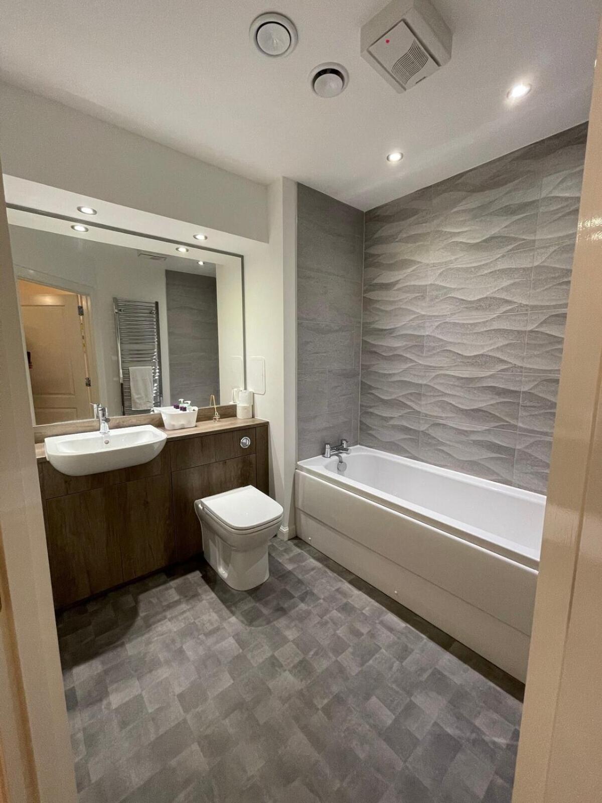 2 Bedroom Luxury Flat In Quiet Village Of Bishopton Bishopton  Bagian luar foto